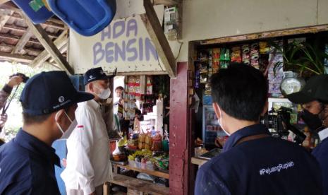 Kepala BI Purwokerto Rony Hartawan (baju putih) dsn petugas Bank Indonesia memfasilitasi penukaran uang rupiah di Desa Klaces, Kec. Kampung Laut. Kab. Cilacap, Kamis (9/3/22). (