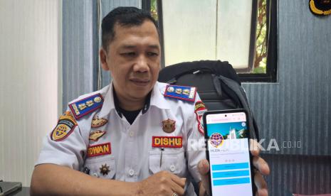 Kepala Bidang Angkutan dan PJU pada Dinas Perhubungan Kota Cimahi, Iwan Ridwan Memperlihatkan Menu Link Pendaftaran Mudik Gratis Lebaran 2025.