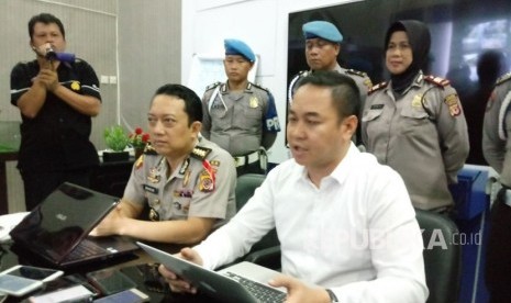 Kepala Bidang Hukum Polda Jabar, Kombes Pol Iksan Bagus, dan Wadir Reserse Kriminal Umum Polda Jabar, AKBP Trunoyudo (kemeja putih), saat memberikan pernyataan kepada media terkait perkembangan kasus pertikaian yang berujung penembakan di Mako Polresta Bogor Kota, Selasa (23/1). Peristiwa berlangsung di area parkir Lipss Club Bogor pada Sabtu (20/1) dini hari. 