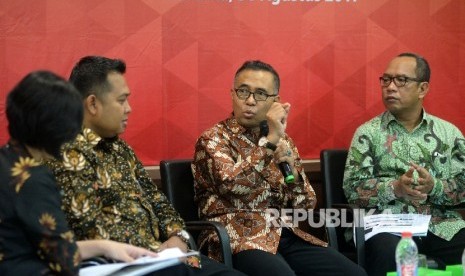 Kepala Bidang Litbang, Pendidikan dan Pelatihan Kemenag Abd.Rahman Mas'ud (kedua kanan), Kepala Bidang Litbang Pendidikan Agama dan Pendidikan Tinggi Keagamaan Kemenag Nurudin (kedua kiri) dan Direktur Kurikulum Sarana Kelembagaan dan Kesiswaan Madrasah Ditjen Pendidikan Islam Kemenag Umar (kanan) menjadi narasuber dalam acara diskusi pendidikan (Ilustrasi)