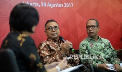 Kepala Bidang Litbang, Pendidikan dan Pelatihan Kemenag Abd.Rahman Mas'ud (tengah) dan Direktur Kurikulum Sarana Kelembagaan dan Kesiswaan Madrasah Ditjen Pendidikan Islam Kemenag Umar menjadi narasuber dalam acara Kongkow Pendidikan Diskusi Ahli dan Tukar Pendapat (KOPI DARAT) di Jakarta, Rabu (30/8). 