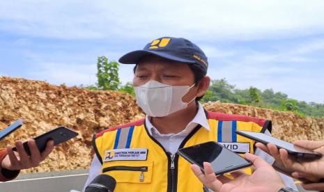 Kepala Bidang Pembangunan Jalan dan Jembatan Balai Besar Pelaksanaan Jalan Nasional Jawa Tengah-Yogyakarta Direktorat Jenderal Bina Marga Kementerian Pekerjaan Umum dan Perumahan Rakyat (PUPR) Javid Hurriyanto menjelaskan kesiapan jalur Pantai Selatan Jawa (Pansela) untuk mudik Idul Fitri 1443 H, Sabtu (23/4/2022). 