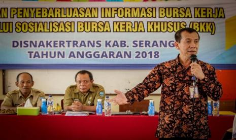 Kepala Bidang Pembinaan Tenaga Kerja (Binapenta) Disnakertrans Kabupaten Serang Ugun Gurmilang. Predikat angka pengangguran tertinggi di Banten yang disandang Kabupaten Serang sejak tahun 2012 akhirnya terlepaskan. Badan Pusat Statistik (BPS) merilis per Agustus 2020, mencatatkan Kabupaten Serang berada di posisi ke enam tingkat pengangguran dari delapan kabupaten/kota. 