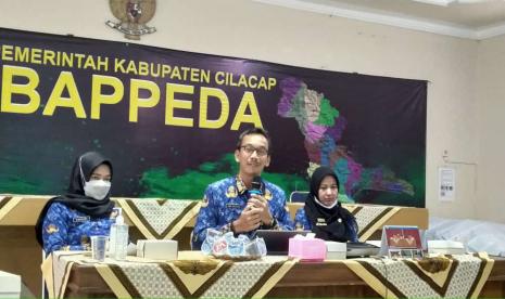 Kepala Bidang Pemerintahan dan Kesejahteraan Rakyat Badan Perencanaan Pembangunan Penelitian Daerah (BAPPEDA) Kabupaten Cilacap Amin Muhtada saat mempimpin Rapat Review Kinerja Percepatan Penurunan Stunting Kabupaten Cilacap Tahun 2022. 