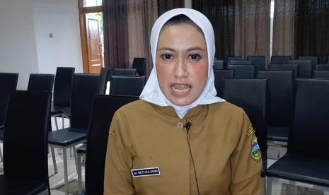 Kepala Bidang Pengawasan Pelayanan Kesehatan dan Tempat Usaha, Dinas Kesehatan dan Pengendalian Penduduk Kabupaten Tasikmalaya, Reti Zia Dewi. Dinas Kesehatan dan Pengendalian Penduduk Kabupaten Tasikmalaya akan terus melakukan pemantauan terkait kondisi korban dugaan keracunan jajanan chiki ngebul. Pasalnya, selama ini tidak ada laporan korban masih mengalami gejala setelah keracunan.