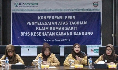 Kepala Bidang SDM Umum dan Komunikasi Publik BPJS Kesehatan Cabang Bandung Sindy Agustin (kedua dari kanan) bersama jajarannya memberikan keterangan pers terkait pembayaran klaim kesehatan di Kantor BPJS Kesehatan Cabang Bandung, Selasa (16/4).