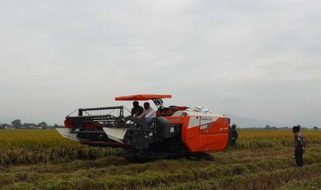 Kepala Bidang Tanaman Pangan Dinas Pertanian Kabupaten Bandung, Ina Dewi Kania, mengatakan gerakan mekanisasi panen pertanian yang telah dijalankan Kementan dengan menggunakan alsintan combine harvester sangat membantu pembangunan pertanian dan petani itu sendiri di Kabupaten Bandung.