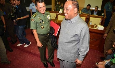 Kepala BIN Letjen (Purn) Marciano Norman berbincang dengan KSAD Jenderal Budiman di gedung DPR, Senin (24/2).