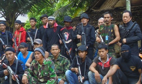 Kepala BIN Letjen Purn Soetiyoso (paling kanan,berdiri) berfoto bersama dengan kelompok bersenjata Nurdin alias Din Minimi di Desa Ladang Baro, Kecamatan Julok, Aceh Timur, Aceh, Selasa (29/12). 