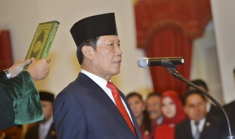 Kepala BIN Sutiyoso mengucapkan sumpah jabatan saat dilantik oleh Presiden Joko Widodo di Istana Merdeka, Jakarta, Rabu (8/7) .(Antara/Yudhi Mahatma)