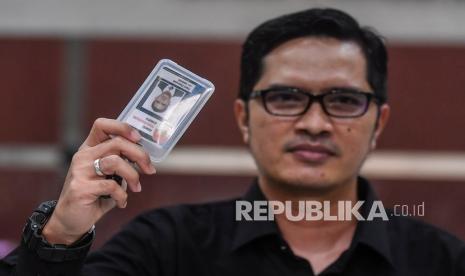 Kepala Biro Hubungan Masyarakat Febri Diansyah mengangkat kartu identitas pegawai Komisi Pemberantasan Korupsi (KPK) usai menyampaikan pengunduran dirinya sebagai pegawai dari lembaga anti korupsi tersebut di gedung KPK, Kamis (24/9/2020). Mantan Juru Bicara KPK tersebut mengundurkan diri sebagai Kepala Biro Humas sekaligus Pegawai KPK karena merasa kondisi politik dan hukum telah berubah tidak sesuai dengan semangat independensi sebagai lembaga pemberantas korupsi seperti awal dirinya menjadi bagian KPK. 