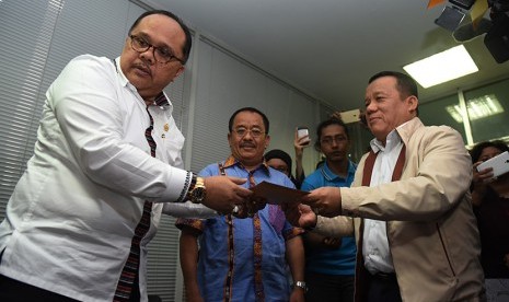 Kepala Biro Hukum Kementerian ESDM Hufron Asrofi (kanan) disaksikan Staff khusus Menteri ESDM Said Didu (tengah) menyerahkan bukti rekaman percakapan kepada Wakil Ketua Mahkamah Kehormatan Dewan DPR Junimart Girsang di Kompleks Parlemen Senayan, Jakarta, R