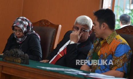 Kepala Biro Hukum Komisi Pemberantasan Korupsi Setiadi (tengah) menghadiri sidang praperadilan dengan tersangka pemberian keterangan palsu dalam sidang KTP elektronik Miryam S Haryani di Pengadilan Negeri Jakarta Selatan, Senin (15/5).