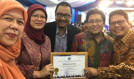 Kepala Biro Hukum, Promosi dan Humas IPB, Yatri Indah Kusumastuti (kedua dari kiri) memegang piagam penghrgaan IPB sebagai juara ketiga kategori Publisitas, dalam Anugerah Humas Perguruan Tinggi Negeri (PTN)-Kopertis 2017.