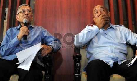 Kepala Biro Humas dan Kerjasama Luar Negeri Kemenkumham, Ferdinand Siagian (kanan) dan Ketua DPP Golkar Bidang Hukum dan HAM dari kubu Agung Laksono, Lawrence Siburian (kiri) memberikan keterangan kepada wartawan di Kemenkumham, Jakarta, Selasa (19/5).