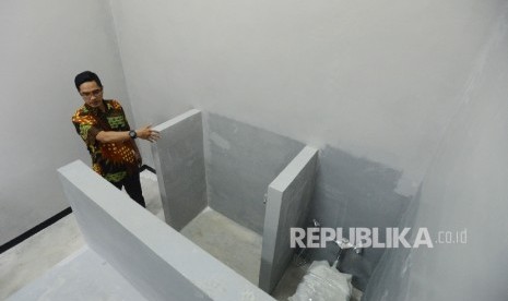  Kepala Biro Humas Komisi Pemberantasan Korupsi (KPK) Febri Diansyah menunjukan ruang tahanan KPK, Jakarta, Ahad (19/2).