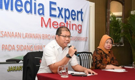 Kepala Biro Humas MPR Siti Fauziah (kanan) dan Plt Kabag Pemberitaan Biro Humas MPR Budi Muliawan dalam Media Expert Meeting, di Jakarta, Rabu (13/11) malam.