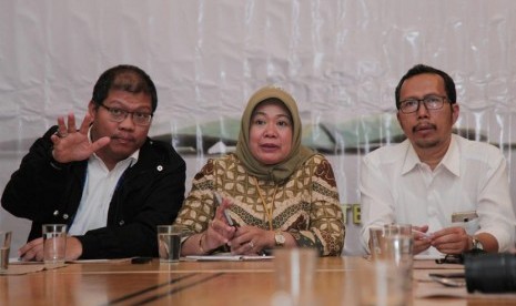 Kepala Biro Humas MPR Siti Fauziah menjelaskan agenda-agenda Sidang Paripurna MPR Awal Masa Jabatan 2019-2024 dalam pertemuan Media Expert Meeting di Jakarta, Jumat malam (27/9). Dalam pertemuan ini Siti Fuziah didampingi Kepala Bagian Hubungan Antar Lembaga dan Layanan Informasi M Jaya dan Kasubag Pemberitaan Budi Muliawan.