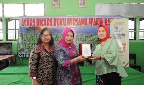 Kepala Biro Humas Sekretariat Jenderal MPR RI Siti Fauziah membuka secara resmi sekaligus menjadi pembicara dalam acara Bicara Buku Bersama Wakil Rakyat bertema 'Mari Berantas Narkoba Dengan Empat Pilar MPR'. 