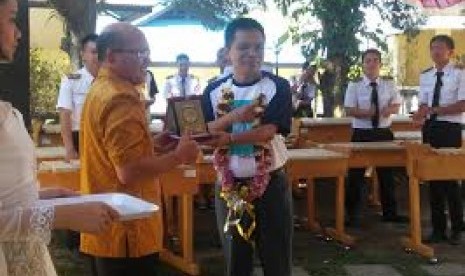 Kepala Biro Humas Setjen MPR Maruf Cahyono saat mengunjungi SMA 2 Kristen Tomohon.