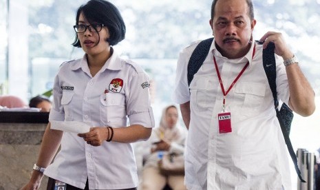 Kepala Biro Keuangan Pemerintah Provinsi Sumatera Utara Ahmad Fuad Lubis (kanan) berjalan menuju ruang pemeriksaan di gedung KPK, Jakarta, Selasa (28/7).