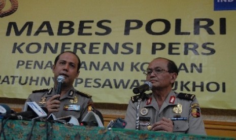  Kepala Biro Penerangan Masyarakat Divisi Hukum Mabes Polri, Brigadir Jenderal Polisi Boy Rafli Amar (kiri).