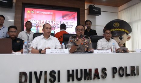  National Police holds a press conference on the case of fake news related to seven containers of marked ballots, Jakarta, Wednesday (Jan 9).