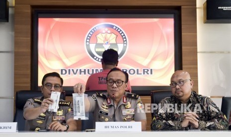 Kepala Biro Penerangan Masyarakat (Karo penmas) Divisi Humas Polri Brigjen Pol Dedi Prasetyo (tengah) 