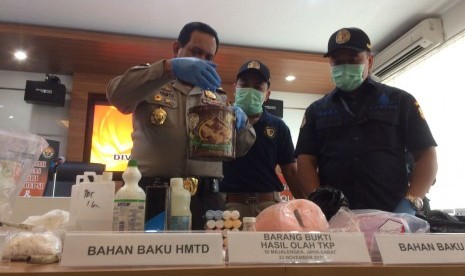 Kepala Biro Penerangan Masyarakat (Karopenmas) Polri Kombes Pol Rikwanto menunjukkan barang bukti bahan peledak dari teroris RPW yang ditangkap di Majalengka di Mabes Polri, Jakarta, Jumat (25/11).