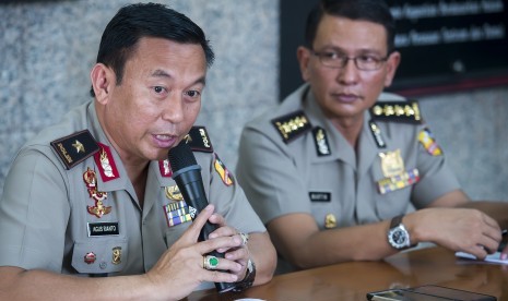 Kepala Biro Penerangan Masyarakat Polri Brigjen Pol Agus Rianto (kiri) didampingi Kepala Bagian Penerangan Umum Polri Kombes Pol Martinus Sitompul (kanan) memberikan keterangan pers terkait penangkapan terduga teroris di Mabes Polri, Jakarta, Jumat (19/8).