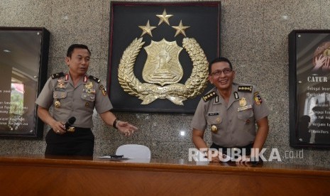 National Police spokesman Comr Martinus Sitompul (right) gave a statement to the press related to the raid of suspected terrorists, National Police headquarters, Jakarta, Friday (March 19).