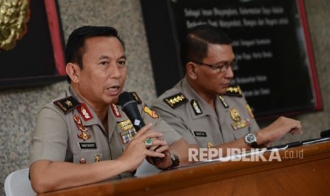 Kepala Biro Penerangan Masyarakat Polri Brigjen Pol Agus Rianto (kiri) didampingi Kepala Bagian Penerangan Umum Polri Kombes Pol Martinus Sitompul (kanan) memberikan keterangan pers terkait penangkapan terduga teroris di Mabes Polri, Jakarta, Jumat (19/8).