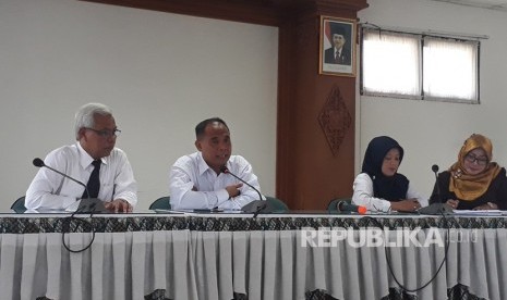 Kepala BKAD Kabupaten Sleman, Harda Kiswaya, saat memaparkan  rencana pencairan THR untuk Kabupaten Sleman di Kantor BKAD, Senin (20/5).