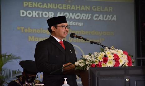 Kepala BKKBN Hasto Wardoyo berpidato saat menerima gelar doktor honoris causa dari UNY, Sabtu (1/8)