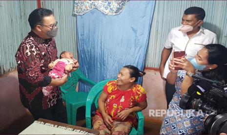 Kepala BKKBN Hasto Wardoyo menyambangi sejumlah warga di  Desa Kesetnana kec Mollo Selatan kab Timor Tengah Selatan, NTT, Selasa (22/3/2022). 