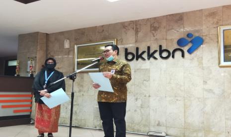 Kepala BKKBN Hasto Wardoyo saat memberi keterangan masalah kependudukan, di Gedung Halim I BKKBN, Jakarta Timur, Jumat (10/7). 