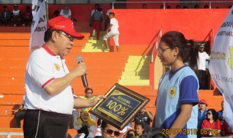 Kepala BKKBN Surya Chandra Surapaty memberi beasiswa kepada pelajar berprestasi di Hari Keluarga Nasional XXIII di Kupang, NTT, Kamis (28/7)