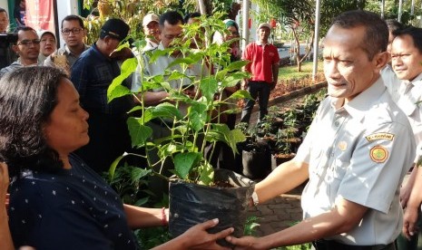 Kepala BKP Agung Hendriadi memberikan tanaman cabai kepada warga