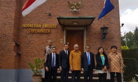 Kepala BKP Agung Hendriadi (nomor 3 dari kanan) didepan Kantor Kedutaan Besar Copenhagen - Denmark.