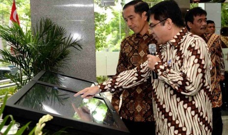 Kepala BKPM, Franky Sibarani menjelaskan kepada Presiden, Jokowi Proses PTSP Pusat di BKPM.