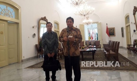 Kepala BKPM Thomas Lembong dan Menteri Perindustrian Airlangga Hartarto memberikan keterangan pers terkait perang dagang Amerika Serikat, di Istana Kepresidenan, Senin (9/7).