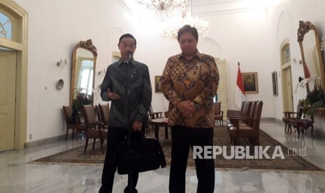 Kepala BKPM Thomas Lembong dan Menteri Perindustrian Airlangga Hartarto memberikan keterangan pers terkait perang dagang Amerika Serikat, di Istana Kepresidenan, Senin (9/7).