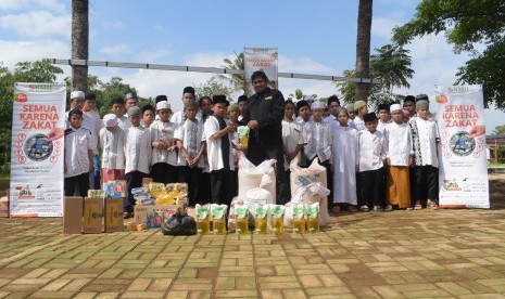 Kepala BMH Bogor, Muhammad Irwan memberikan bantuan sembako bagi santri yatim dhuafa penghafal Alquran. 