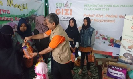  Kepala BMH Perwakilan Jabar Rahmat Hidayat tengah membagikan paket gizi dalam Program Sehat Peduli Gizi di Bandung, Kamis (25/1).  