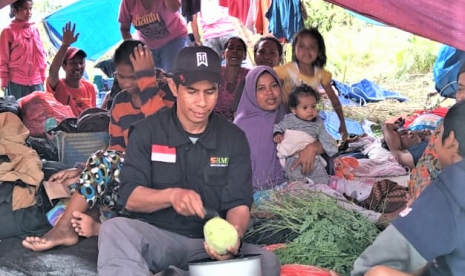 Kepala BMH Perwakilan Maluku,  Ali Ikrom ikut membantu menyiapkan makanan untuk pengungsi korban gempa Ambon.