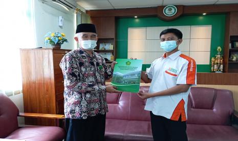 Kepala BMH Yogyakarta Catur Hidayaturrohman (kanan)  menerima SK Perpanjangan Izin Operasional dari Kemenag DIY yang diserahkan oleh H Misbahrudin selaku Seksi Pemberdayaan Zakat Kanwil Kemenag DIY, di ruang Bidang Penerangan Agama Islam dan Pemberdayaan Zakat Wakaf (Penaiszawa) Kantor wilayah Kementrian Agama RI  DI Yogyakarta, Rabu (2/3).