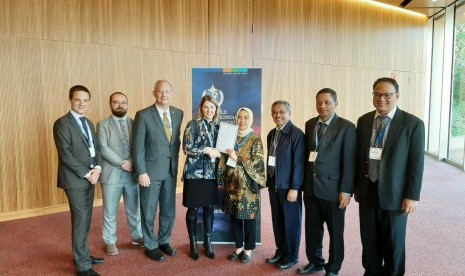  Kepala BMKG Dwikorita Karnawati (berhijab) terpilih sebagai Anggota Dewan Eksekutif World Meteorological Organization (WMO) 2019-2023 mewakili RA V (Pasifik Barat Daya) bersama Australia dan Singapura pada Kongres Meteorologi Dunia ke - 18 yang dilaksanakan di Jenewa, Swiss, pada tanggal 3-14 Juni 2019.