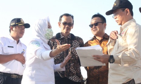 Kepala BMKG Dwikorita Karnawati (kedua kiri) saat melakukan persiapan pembangunan instrastruktur peringatan gempa bumi dan tsunami di Pesisir Selatan DIY dan Jateng.