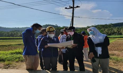 Kepala BMKG Dwikorita Karnawati (kedua kiri) saat mengunjungi Pantai Sendang Biru dan Pantai Tamban di Kabupaten Malang, Kamis (15/4). 