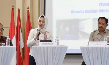 Kepala BMKG, Dwikorita Karnawati (tengah)